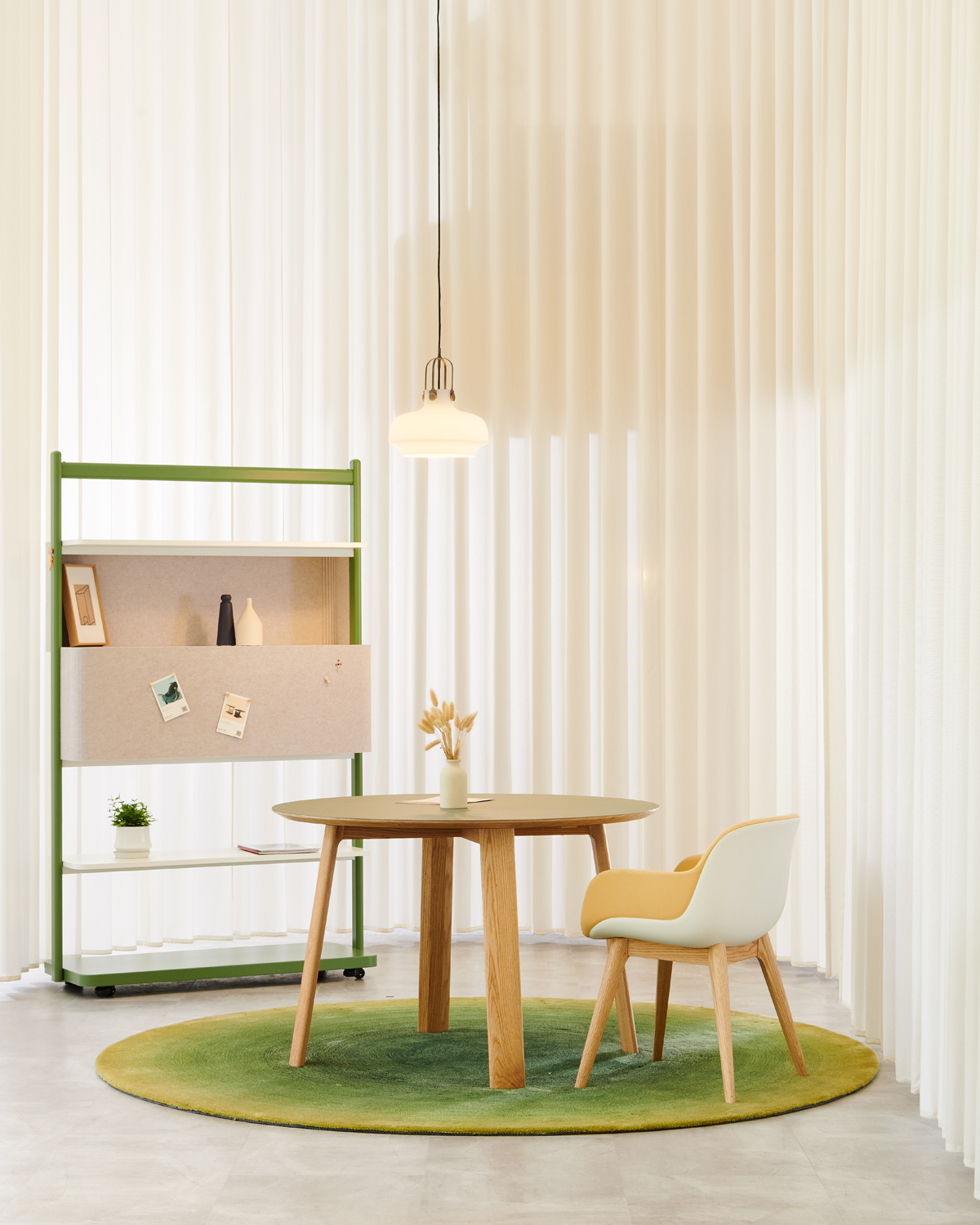 Breeze - Round Table